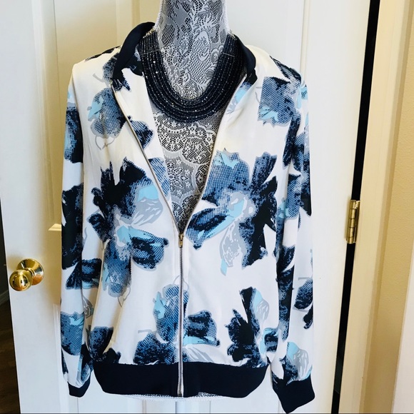 Mix Nouveau Tops - Gorgeous Floral bomber zip up blouse 💙